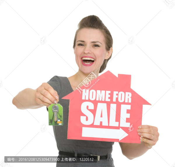 幸福的女人拿著待售的招牌和鑰匙