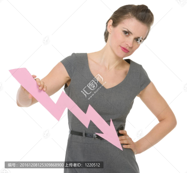 嚴(yán)肅的商業(yè)女性持有減少圖表箭頭孤立