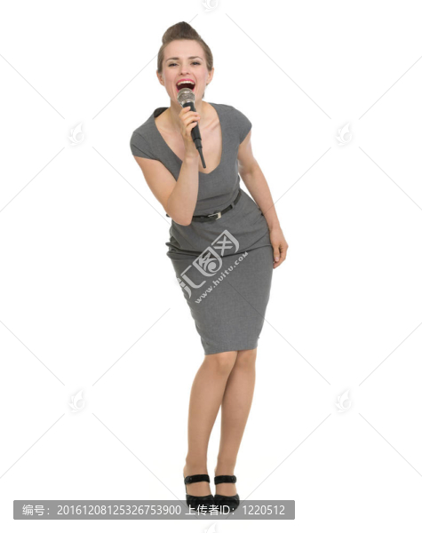 快樂(lè)的女人在唱麥克風(fēng)分離全長(zhǎng)肖像
