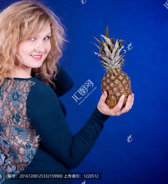 年輕漂亮的女人pineappl