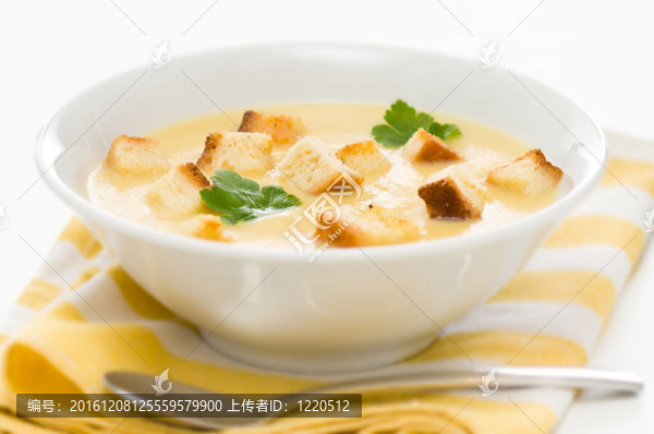 韭菜；土豆和芹菜湯