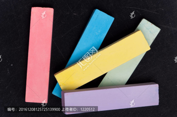 用彩色粉筆黑板