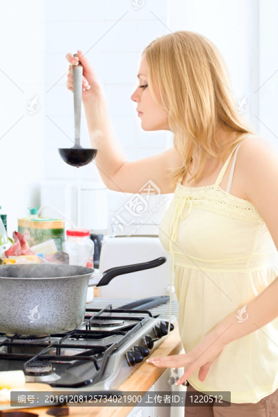 可愛的女孩做飯