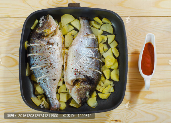 兩個(gè)放著土豆的烤魚