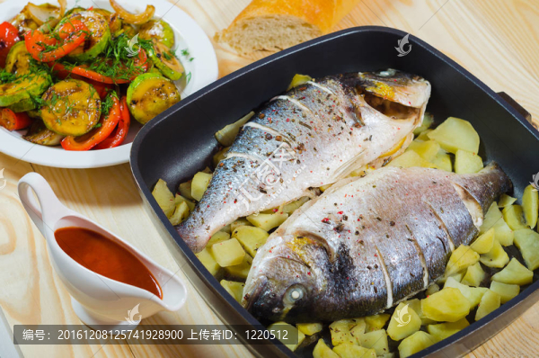 兩盤烤魚；醬油和蔬菜