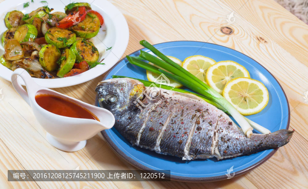 盤子里放著檸檬烤魚