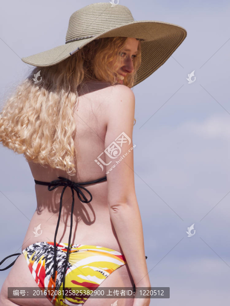 海灘上的美麗的女人