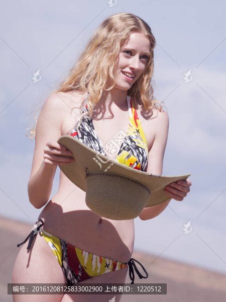 海灘上的美麗的女人