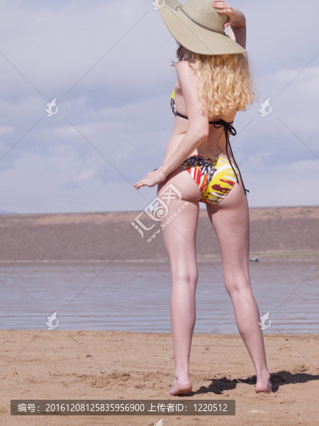海灘上的美麗的女人