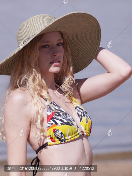海灘上的美麗的女人