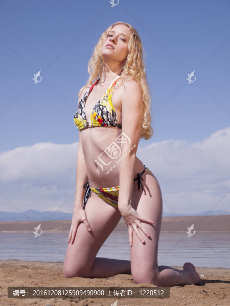 海灘上的美麗的女人