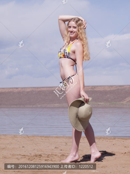海灘上的美麗的女人