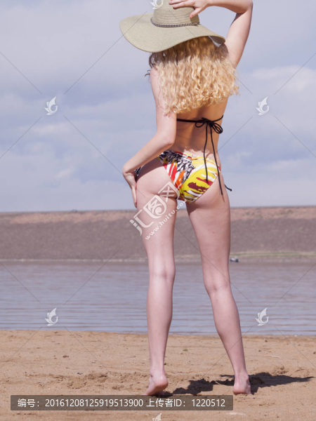 海灘上的美麗的女人