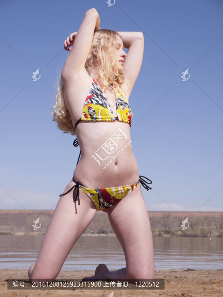 海灘上的美麗的女人