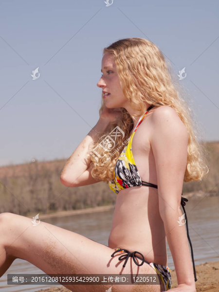 海灘上的美麗的女人