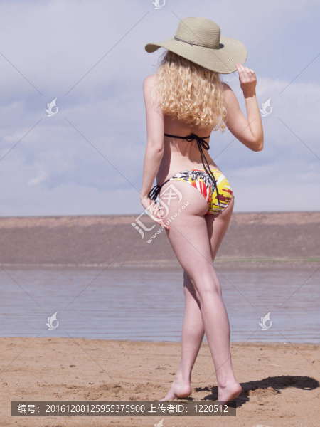海灘上的美麗的女人