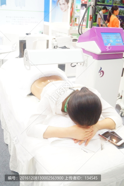 年輕女子按摩護理