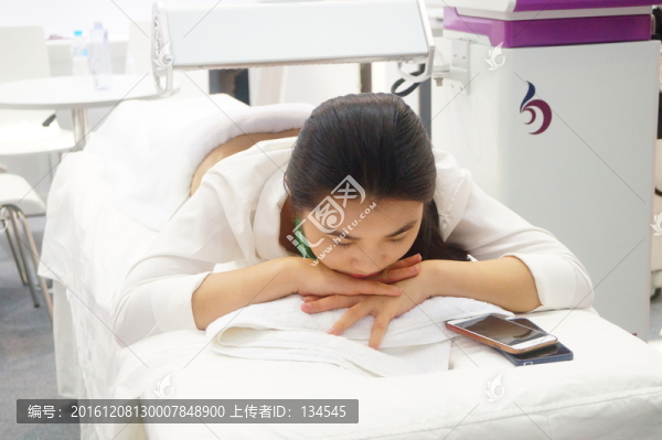 年輕女子按摩護(hù)理