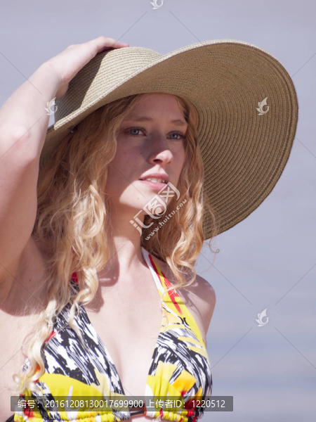 海灘上的美麗的女人