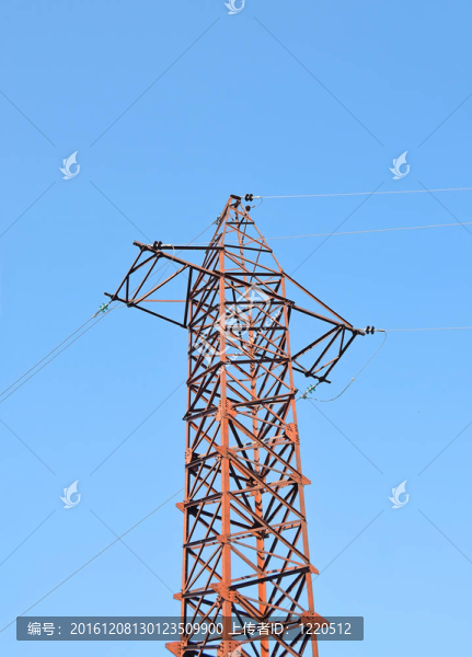 藍(lán)天背景下的輸電線路鐵塔