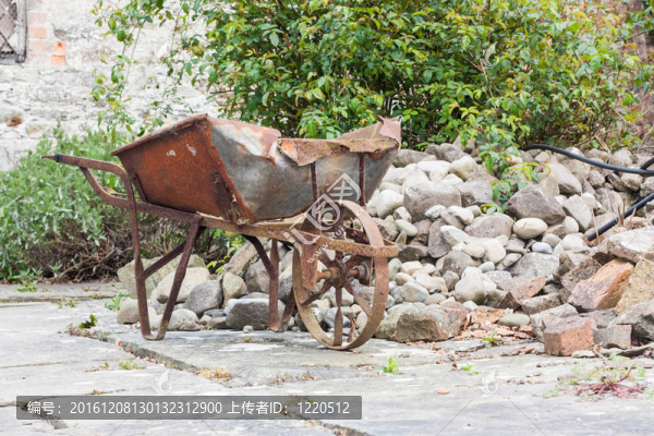 手推車和后院一堆巖石