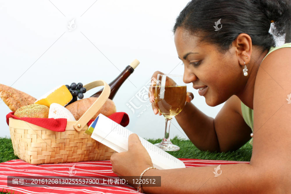 女人與Picnic,Basket
