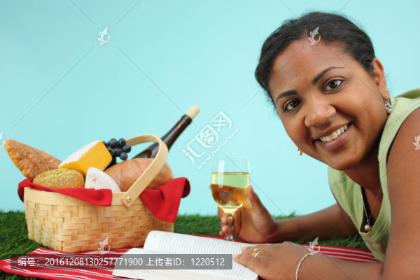 女人在野餐