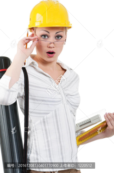 戴著硬帽子的女孩