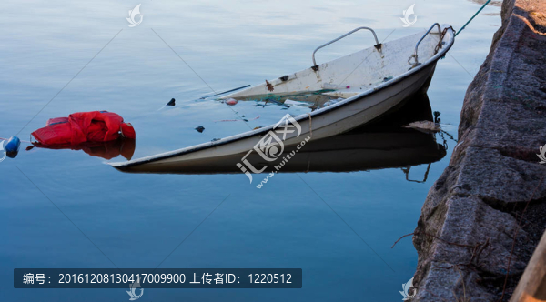 正在下沉的船