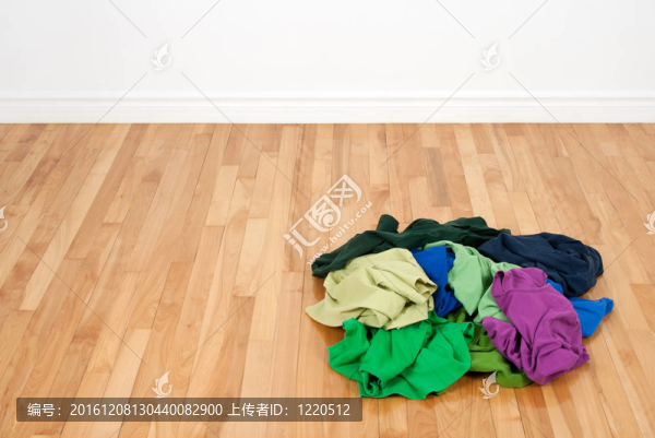 地板上堆著五顏六色的衣服