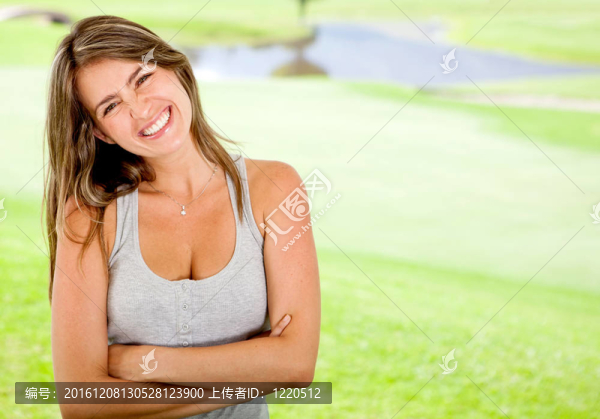 幸福的女人在戶外