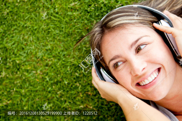 女人聽音樂