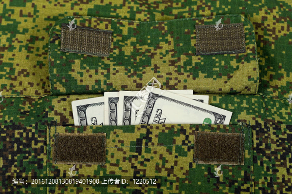 軍裝口袋里的鈔票