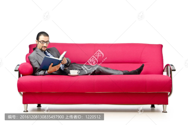 坐在沙發(fā)上的男人