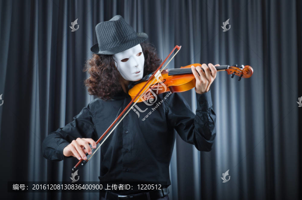 男人拉大提琴