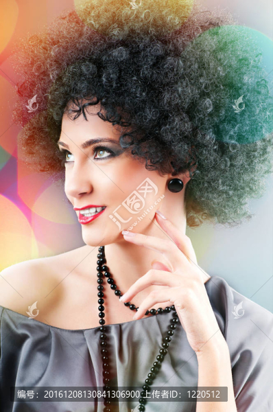 年輕漂亮的女黑人卷曲的發(fā)型