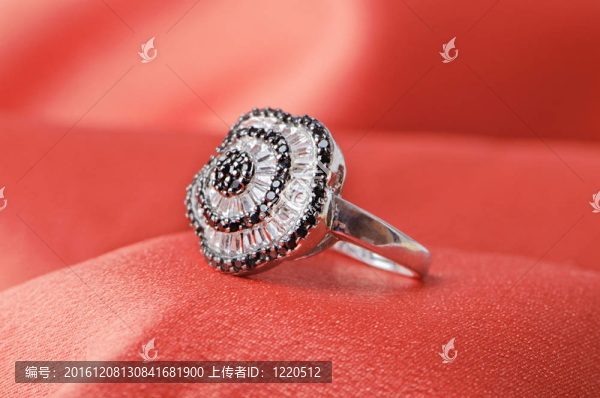 緞面上的珠寶戒指