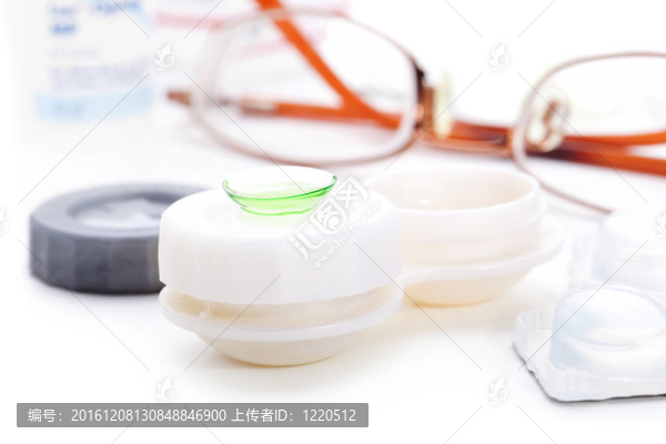 容器中綠色隱形眼鏡的封閉與溶液。