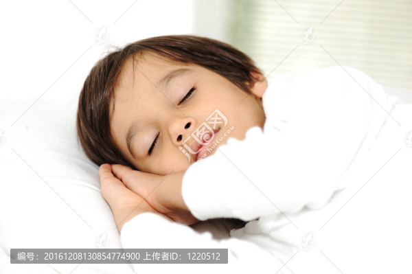 睡在床上的孩子；白色臥室里快樂的就寢時間