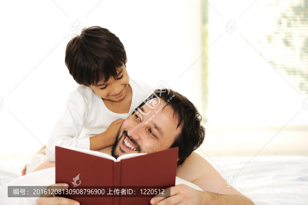 父子倆在床上看書