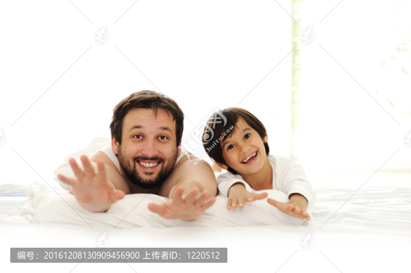 父親和兒子在床上；快樂時光