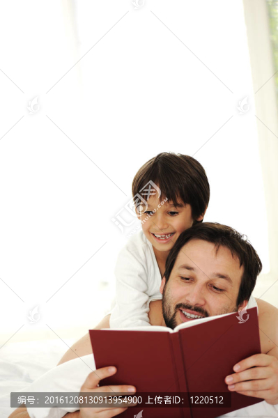 父子倆在床上看書