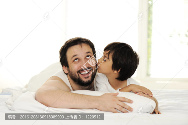 父親和兒子在床上；快樂(lè)時(shí)光