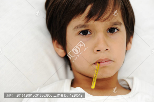 生病的小男孩溫度計；躺在床上