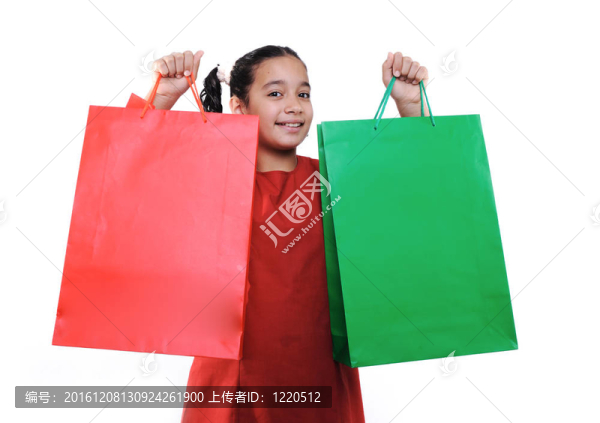帶購物袋和盒子的小女孩