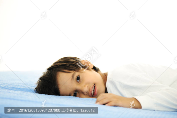 睡在床上的孩子；白色臥室里快樂的就寢時間