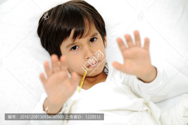 生病的小男孩溫度計(jì)；躺在床上