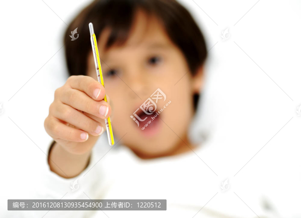 生病的小男孩溫度計；躺在床上