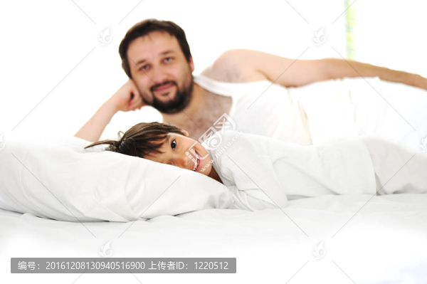 父親和兒子在床上；快樂(lè)時(shí)光