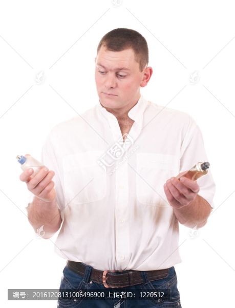 帶香水瓶的年輕人